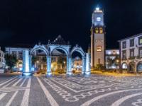 Abendbeleuchtung am Stadtplatz mit Stadttor und Igreja Matriz de São Sebastião - Ponta Delgada - São Miguel